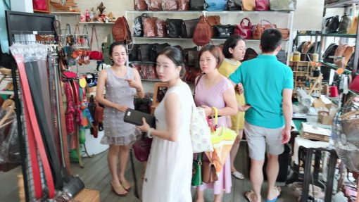 ภาพลูกค้าเลือกซื้อสินค้าภายในร้าน - Image 2
