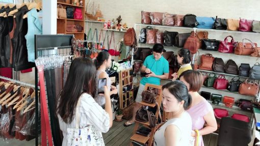 ภาพลูกค้าเลือกซื้อสินค้าภายในร้าน - Image 3