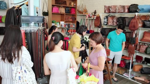 ภาพลูกค้าเลือกซื้อสินค้าภายในร้าน - Image 5