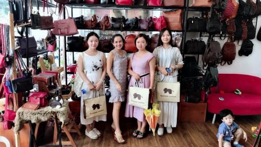 ภาพลูกค้าเลือกซื้อสินค้าภายในร้าน
